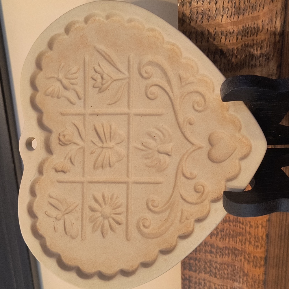 Vintage Gardens Of The Heart Cookie Mold - Picture 3 of 16